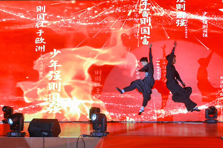 育人如養(yǎng)花，花匠越用心成長會更美好
